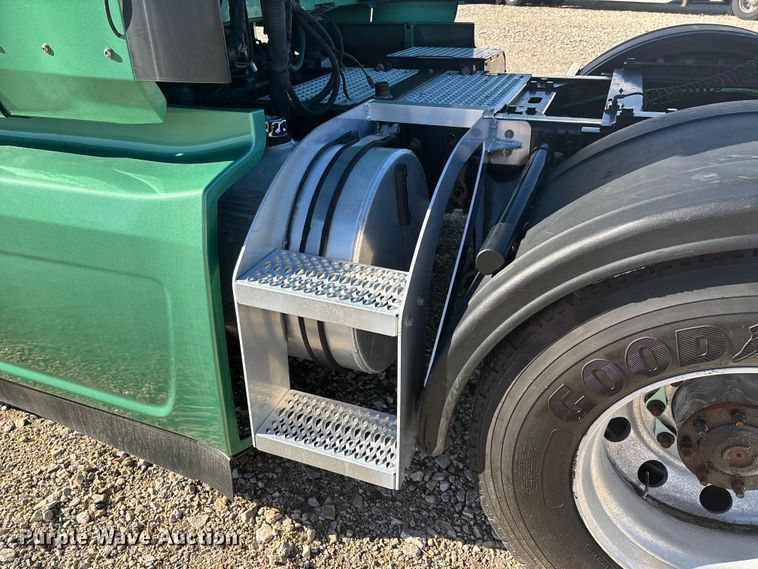 image for item DW7371 2022 International LT625 semi truck