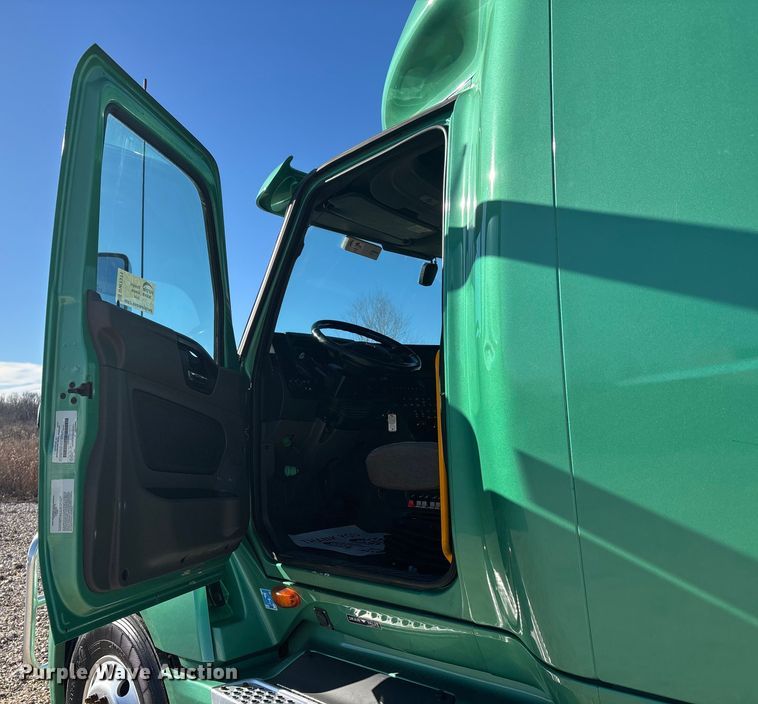 image for item DW7371 2022 International LT625 semi truck