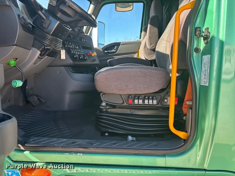 image for item DW7371 2022 International LT625 semi truck