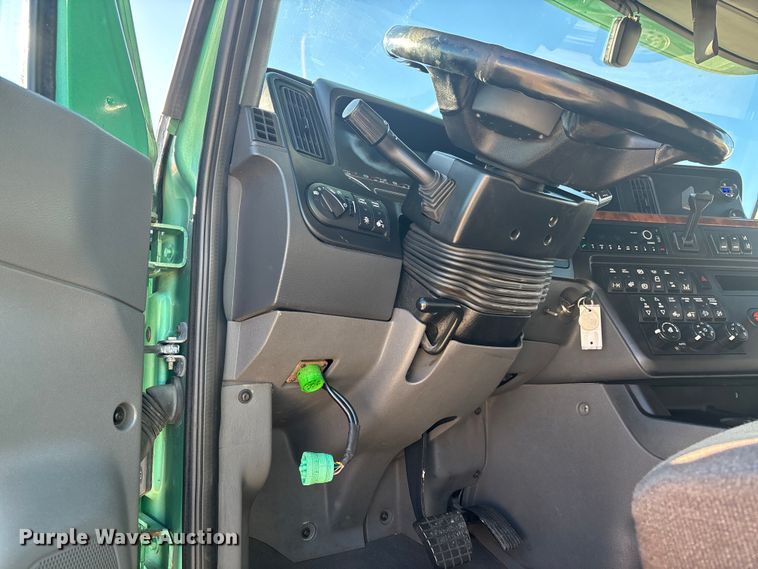 image for item DW7371 2022 International LT625 semi truck