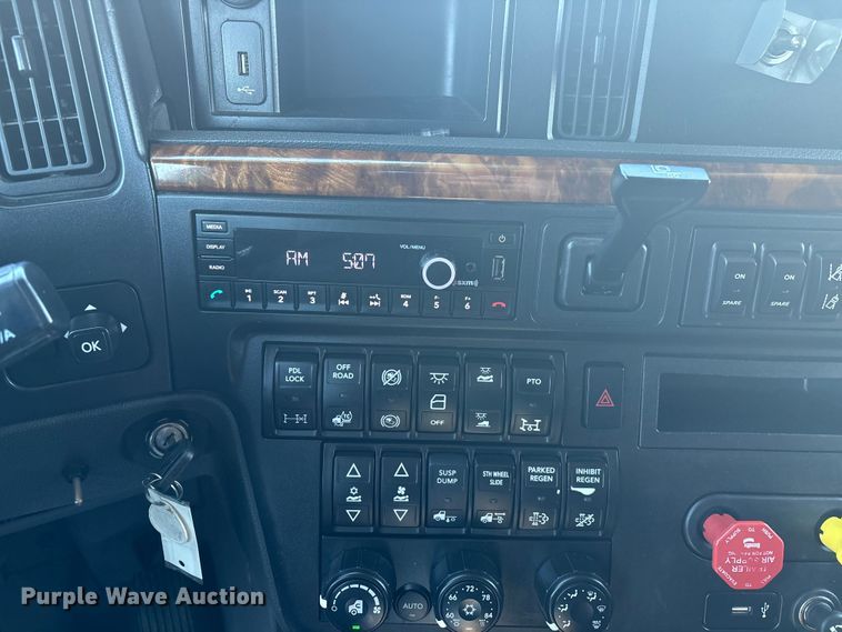 image for item DW7371 2022 International LT625 semi truck