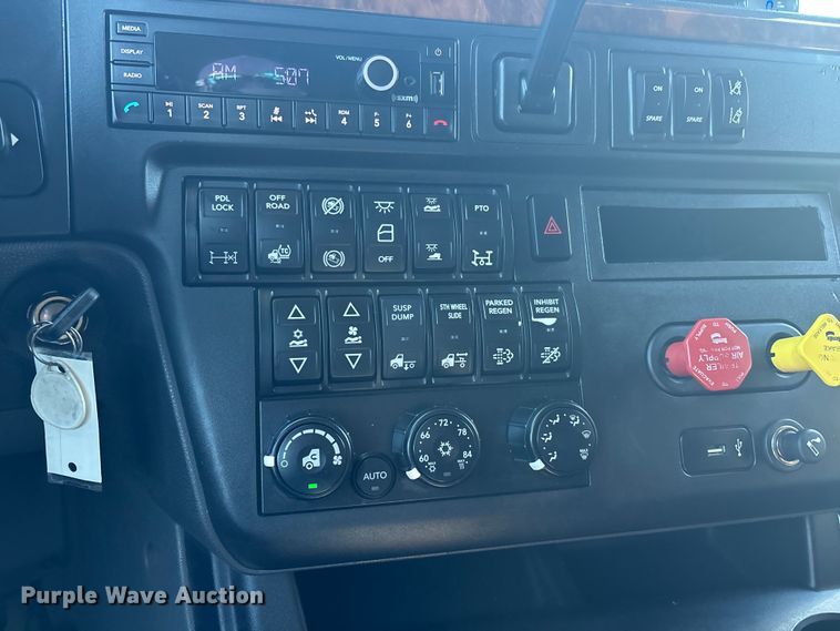 image for item DW7371 2022 International LT625 semi truck