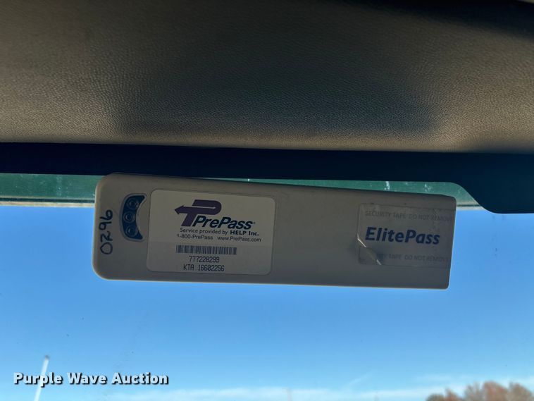 image for item DW7371 2022 International LT625 semi truck