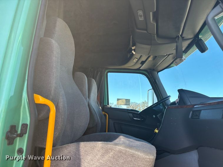 image for item DW7371 2022 International LT625 semi truck