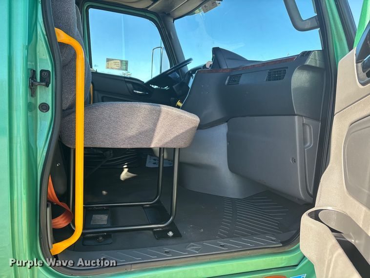 image for item DW7371 2022 International LT625 semi truck