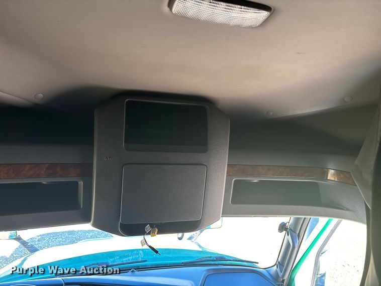 image for item DW7371 2022 International LT625 semi truck