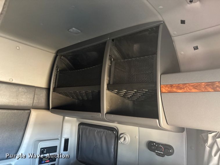 image for item DW7371 2022 International LT625 semi truck