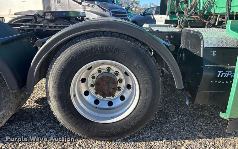 image for item DW7371 2022 International LT625 semi truck