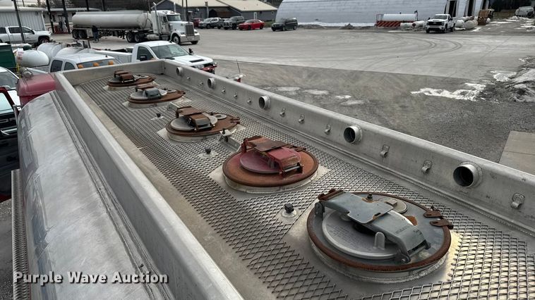 image for item EA2205 2002 Freightliner FL70 fuel truck