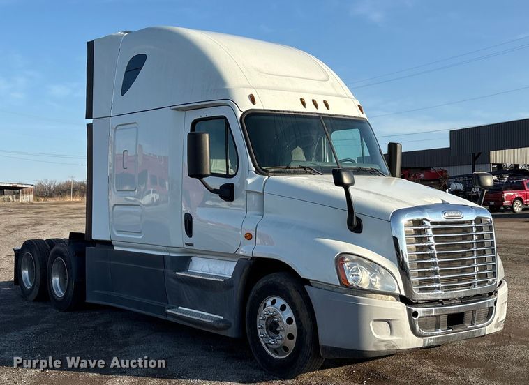 image for item EA7826 2016 Freightliner Cascadia 125 semi truck