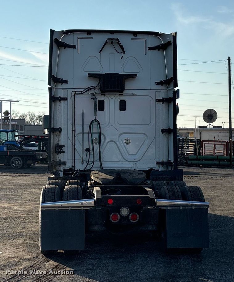 image for item EA7826 2016 Freightliner Cascadia 125 semi truck