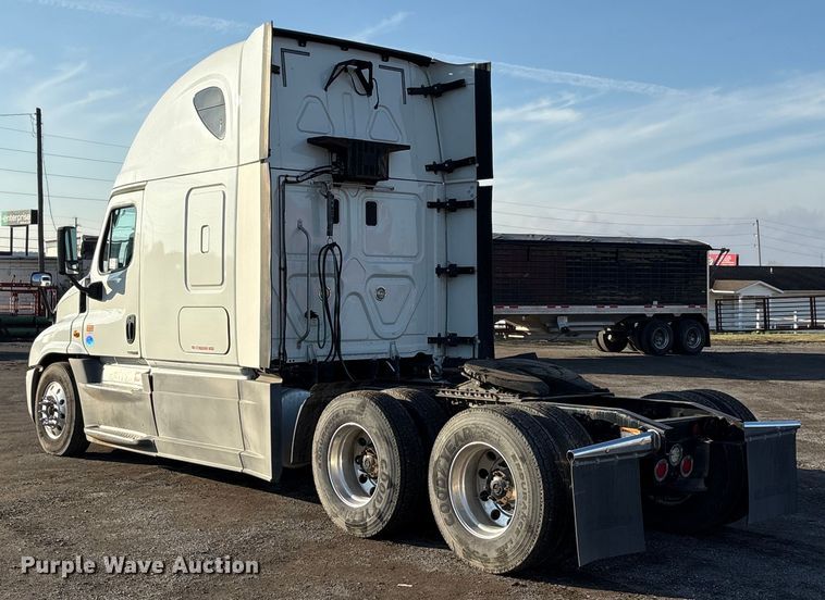 image for item EA7826 2016 Freightliner Cascadia 125 semi truck