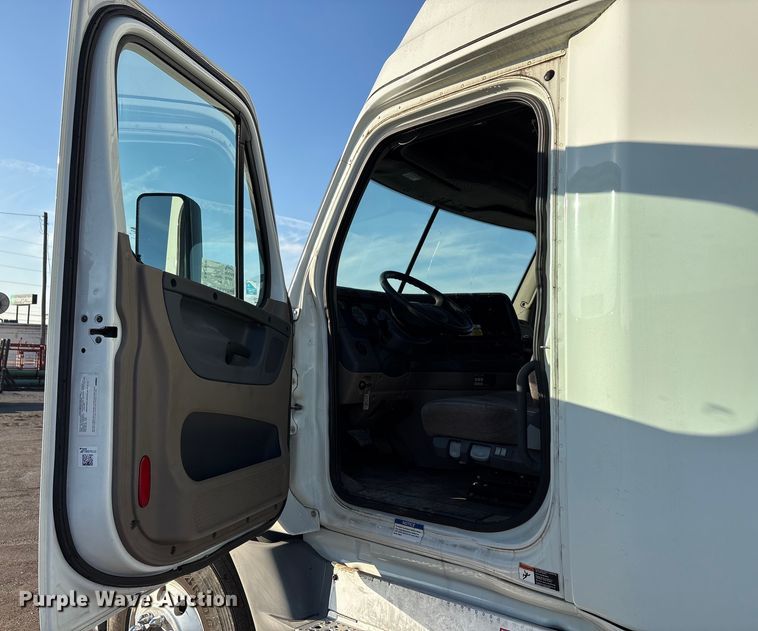 image for item EA7826 2016 Freightliner Cascadia 125 semi truck