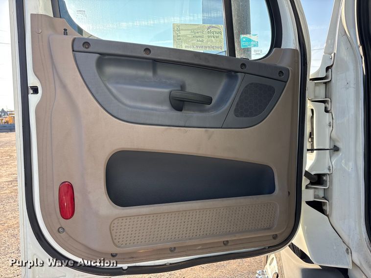 image for item EA7826 2016 Freightliner Cascadia 125 semi truck