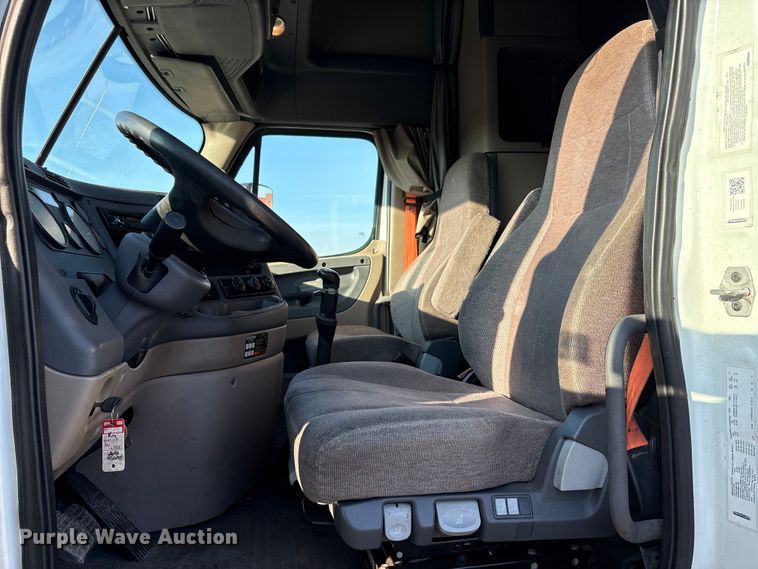 image for item EA7826 2016 Freightliner Cascadia 125 semi truck