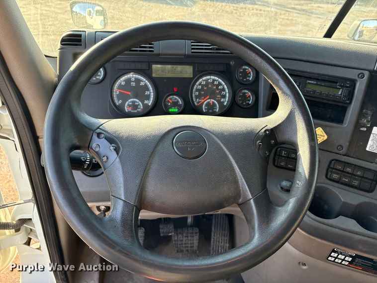 image for item EA7826 2016 Freightliner Cascadia 125 semi truck