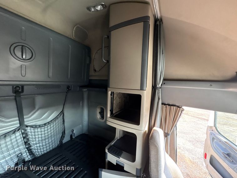 image for item EA7826 2016 Freightliner Cascadia 125 semi truck