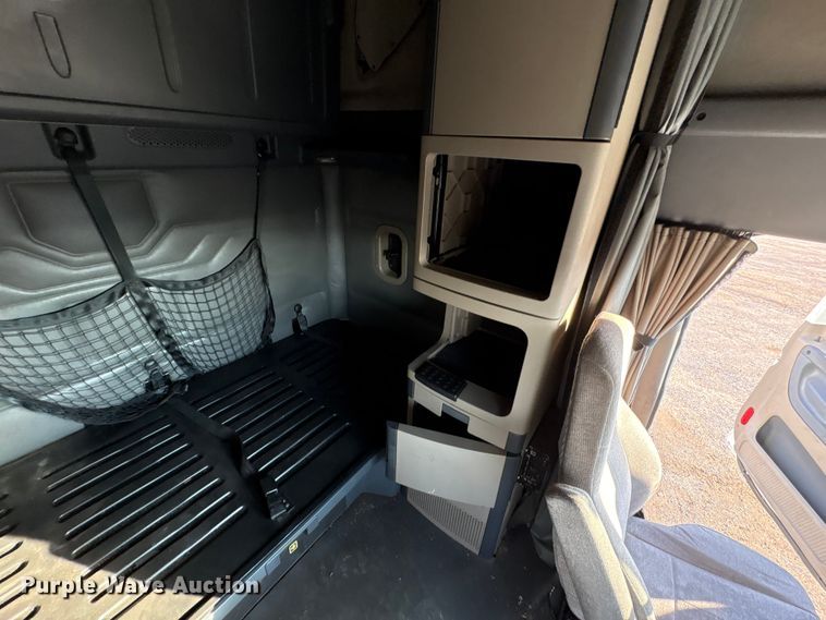 image for item EA7826 2016 Freightliner Cascadia 125 semi truck