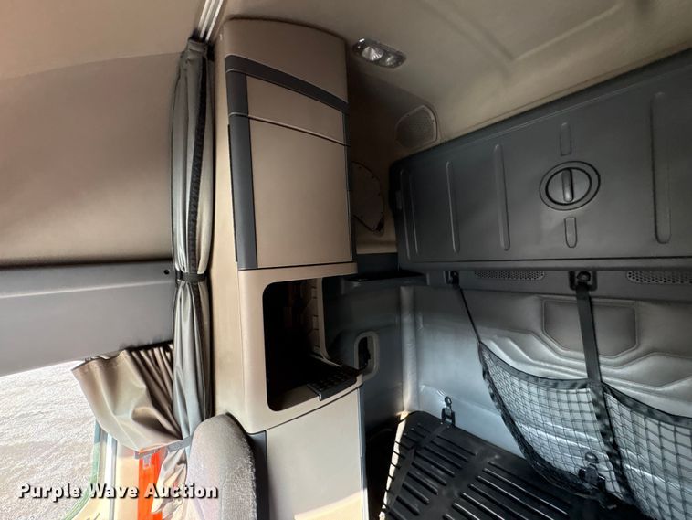 image for item EA7826 2016 Freightliner Cascadia 125 semi truck