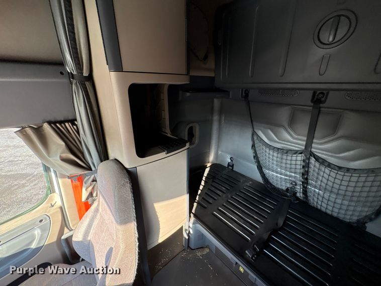 image for item EA7826 2016 Freightliner Cascadia 125 semi truck