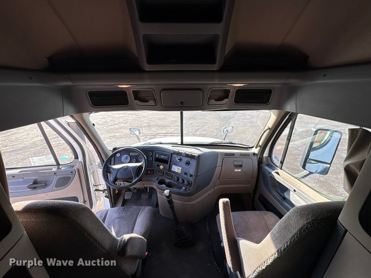 image for item EA7826 2016 Freightliner Cascadia 125 semi truck