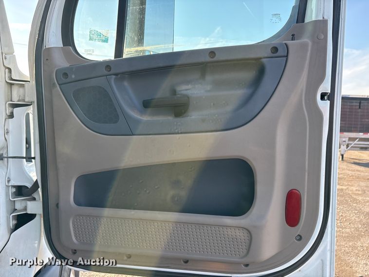 image for item EA7826 2016 Freightliner Cascadia 125 semi truck