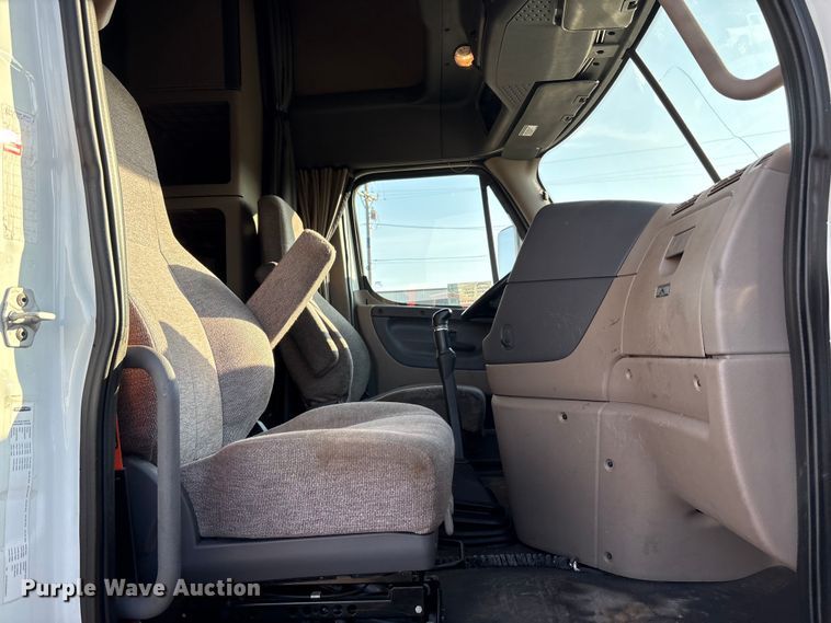 image for item EA7826 2016 Freightliner Cascadia 125 semi truck