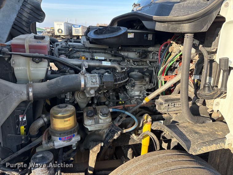 image for item EA7826 2016 Freightliner Cascadia 125 semi truck