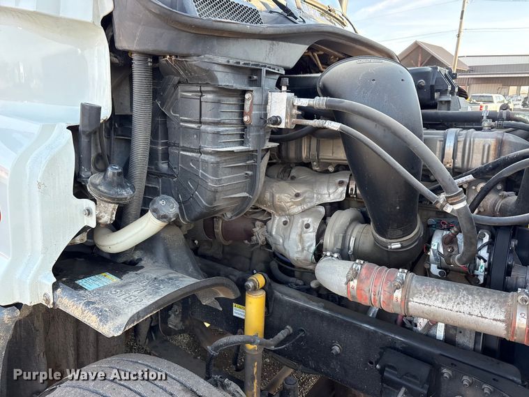 image for item EA7826 2016 Freightliner Cascadia 125 semi truck