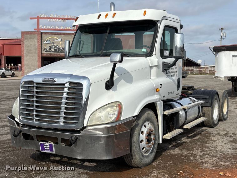 image for item EA7831 2012 Freightliner Cascadia semi truck