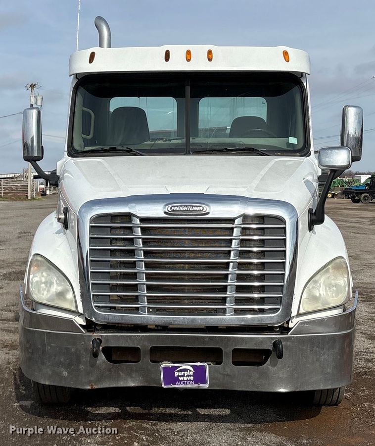 image for item EA7831 2012 Freightliner Cascadia semi truck