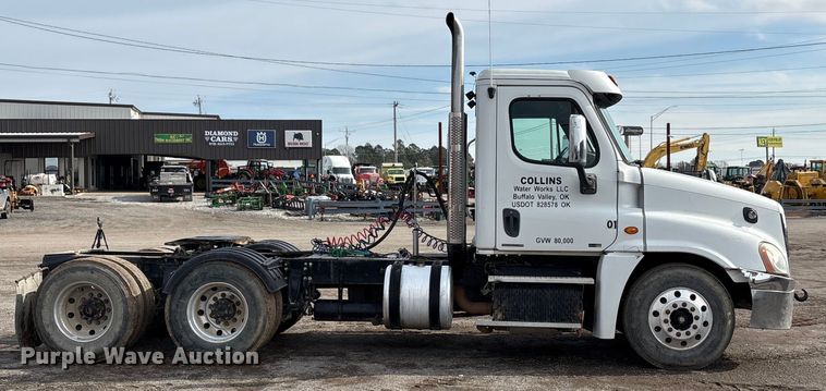 image for item EA7831 2012 Freightliner Cascadia semi truck