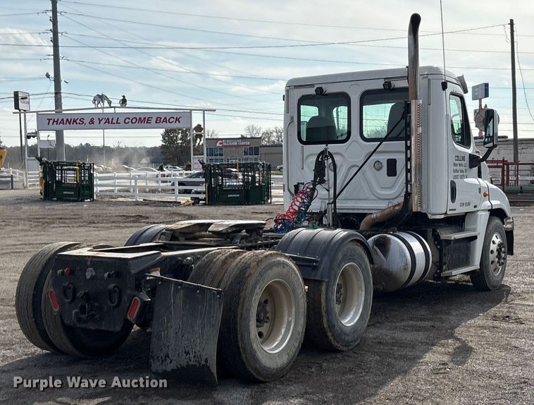 image for item EA7831 2012 Freightliner Cascadia semi truck
