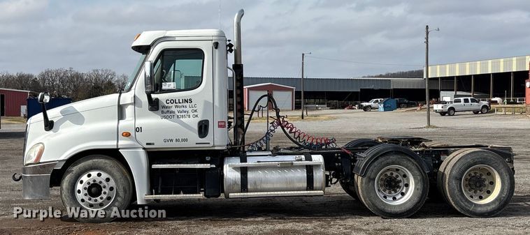 image for item EA7831 2012 Freightliner Cascadia semi truck