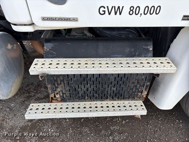 image for item EA7831 2012 Freightliner Cascadia semi truck