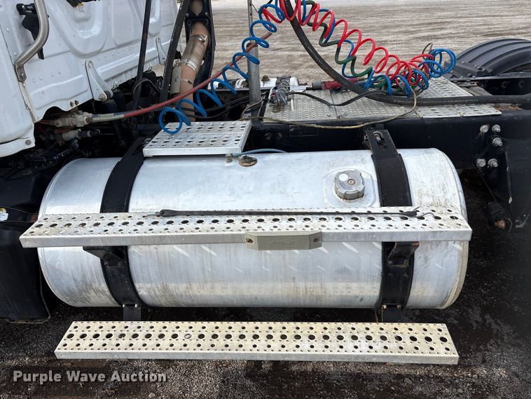 image for item EA7831 2012 Freightliner Cascadia semi truck