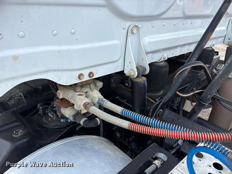 image for item EA7831 2012 Freightliner Cascadia semi truck