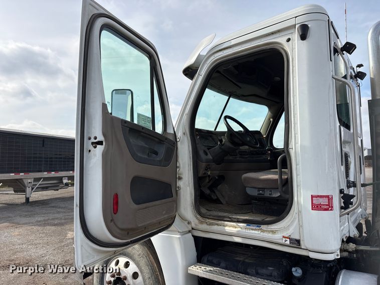 image for item EA7831 2012 Freightliner Cascadia semi truck