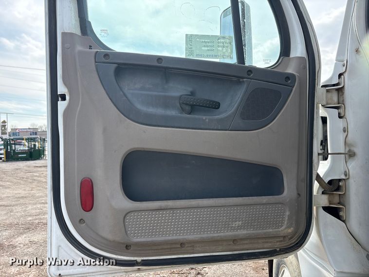 image for item EA7831 2012 Freightliner Cascadia semi truck