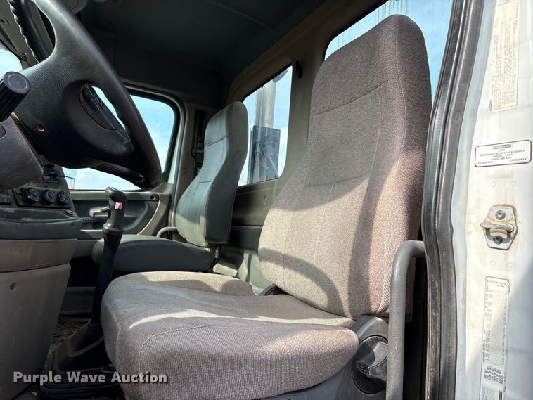 image for item EA7831 2012 Freightliner Cascadia semi truck