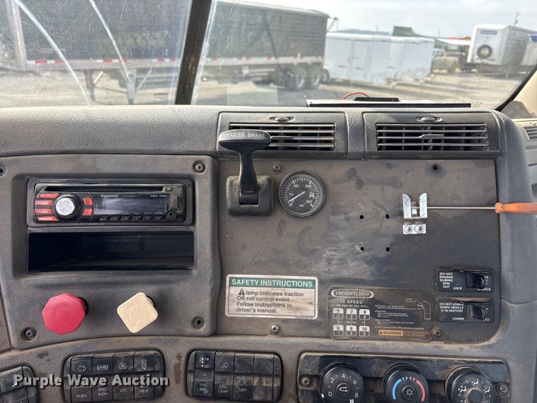 image for item EA7831 2012 Freightliner Cascadia semi truck