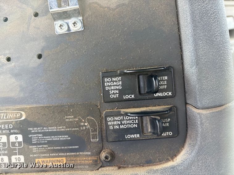 image for item EA7831 2012 Freightliner Cascadia semi truck