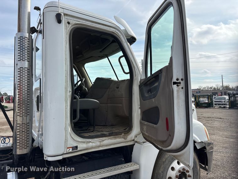 image for item EA7831 2012 Freightliner Cascadia semi truck