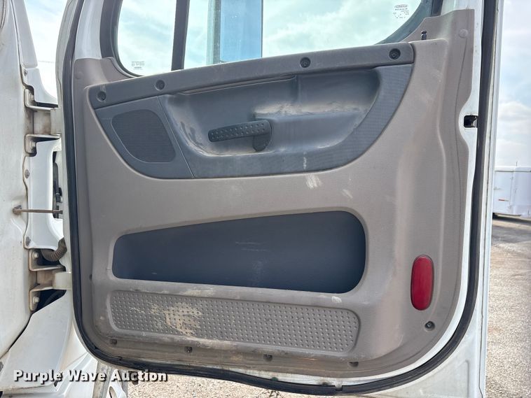 image for item EA7831 2012 Freightliner Cascadia semi truck