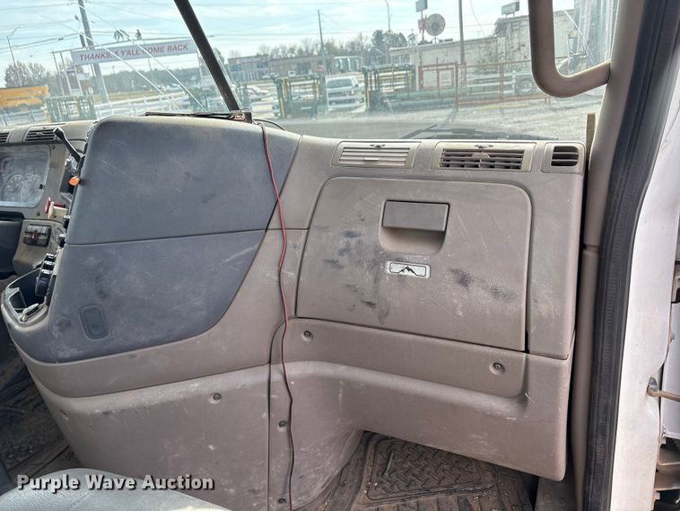 image for item EA7831 2012 Freightliner Cascadia semi truck