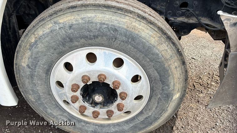 image for item EA7831 2012 Freightliner Cascadia semi truck