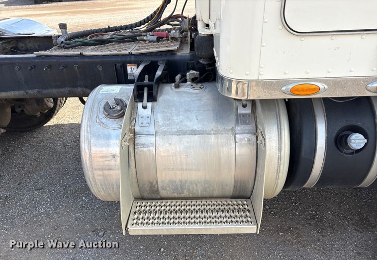 image for item EA7833 2013 Peterbilt 367 semi truck