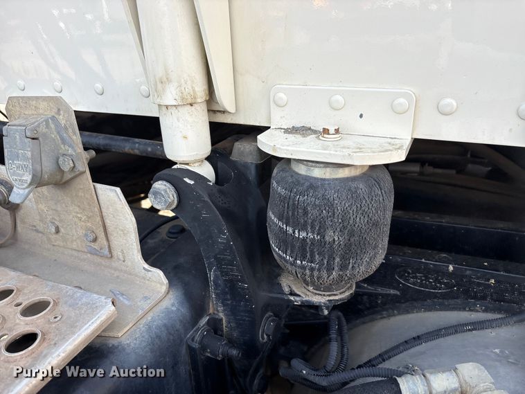 image for item EA7833 2013 Peterbilt 367 semi truck