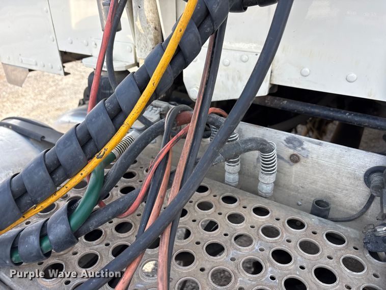 image for item EA7833 2013 Peterbilt 367 semi truck