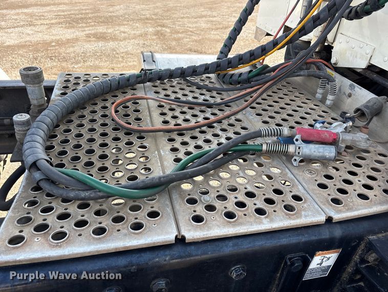 image for item EA7833 2013 Peterbilt 367 semi truck